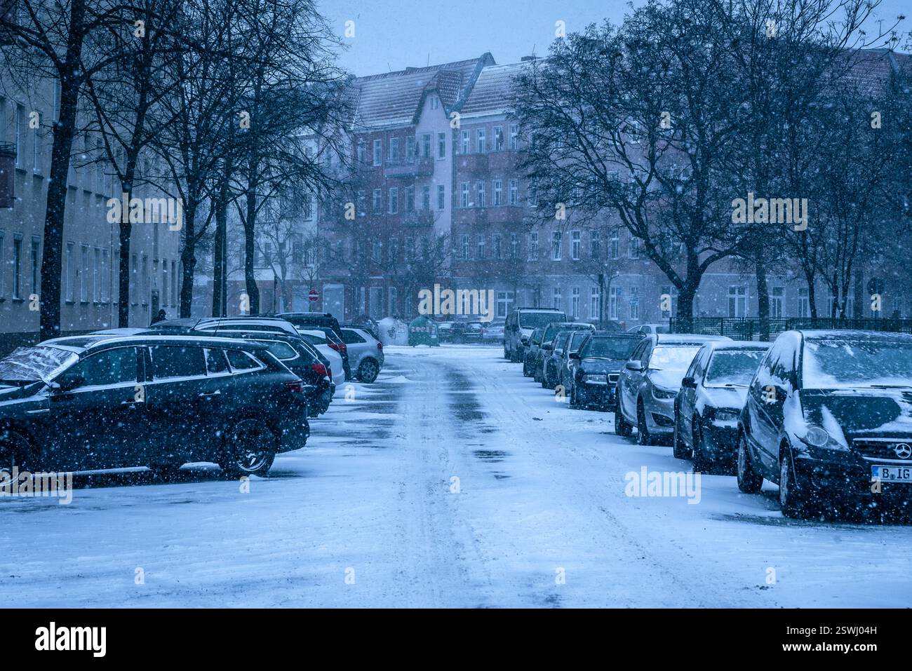 Strade ghiacciate di Berlino: Le nevicate che abbracciano la città ghiacciata, Berlin Schoeneweide, Treptow/Köpenick, Germania Foto Stock