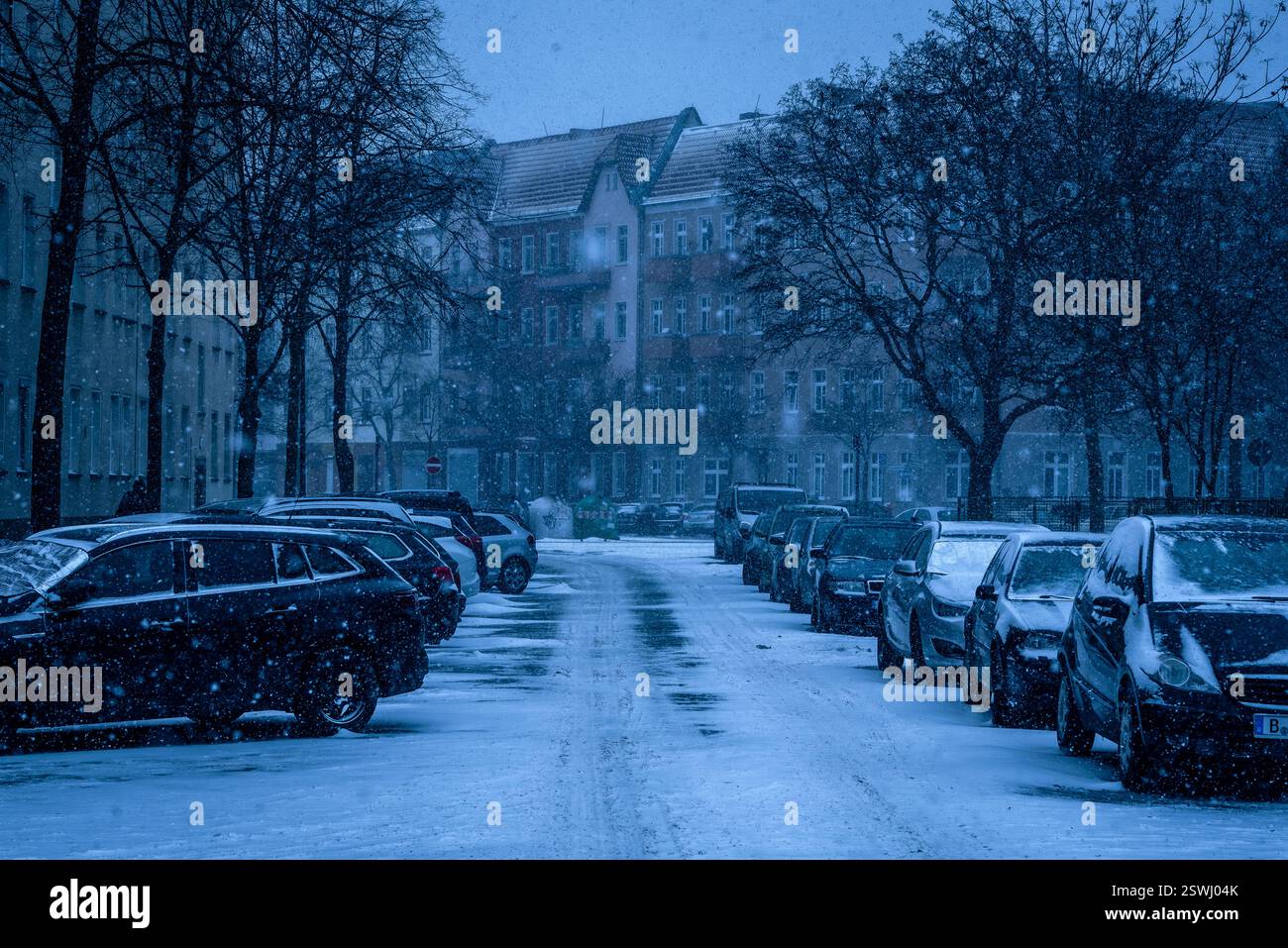 Strade ghiacciate di Berlino: Le nevicate che abbracciano la città ghiacciata, Berlin Schoeneweide, Treptow/Köpenick, Germania Foto Stock