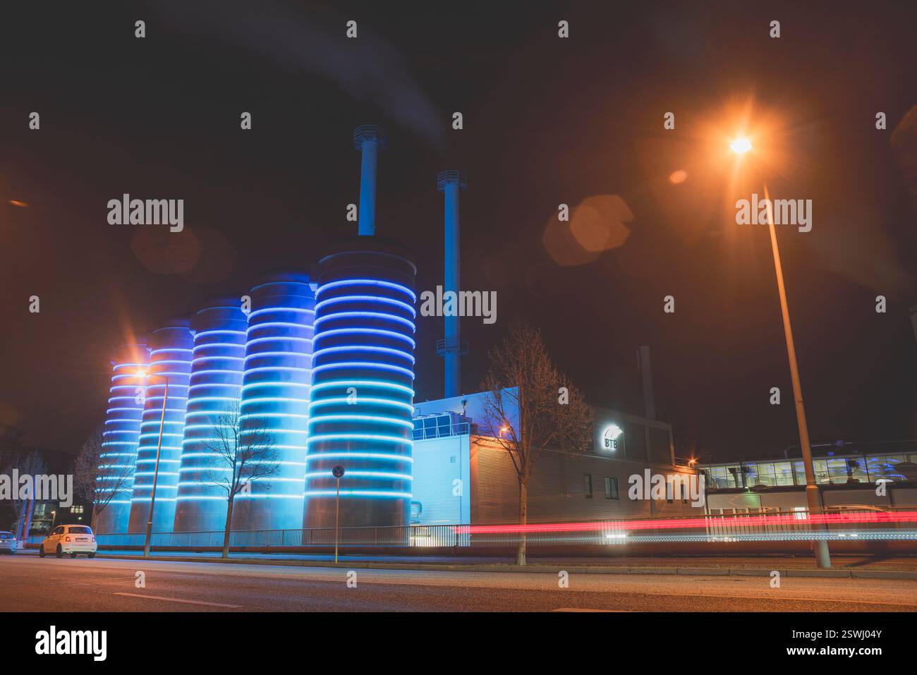 Stabilimento industriale illuminato di notte, berlin adlershof Foto Stock