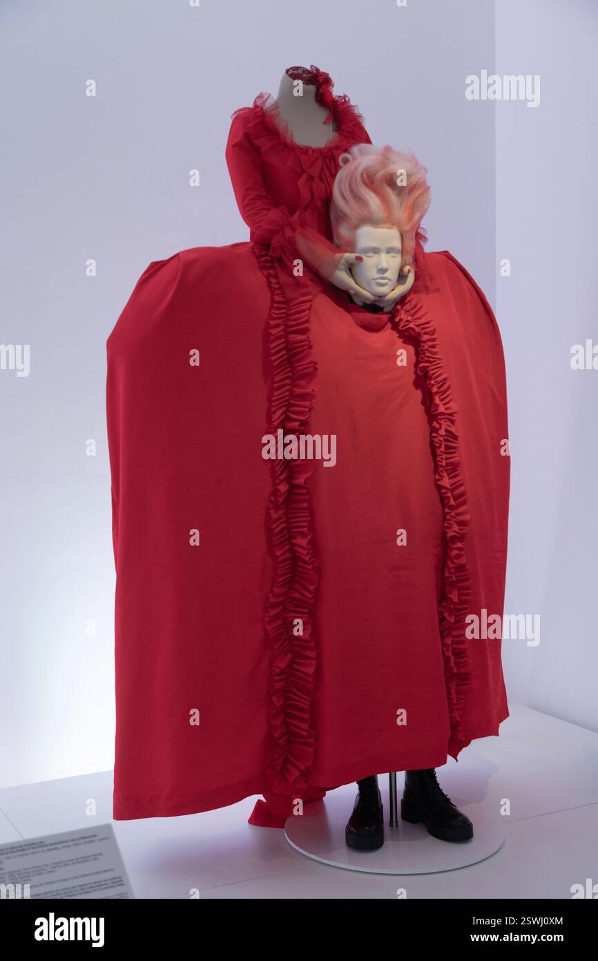 Il costume di Maria Antonietta della cerimonia di apertura delle Olimpiadi di Parigi 2024 nella seconda esposizione permanente di nuova apertura al CNCS di Moulins, Francia. Foto Stock