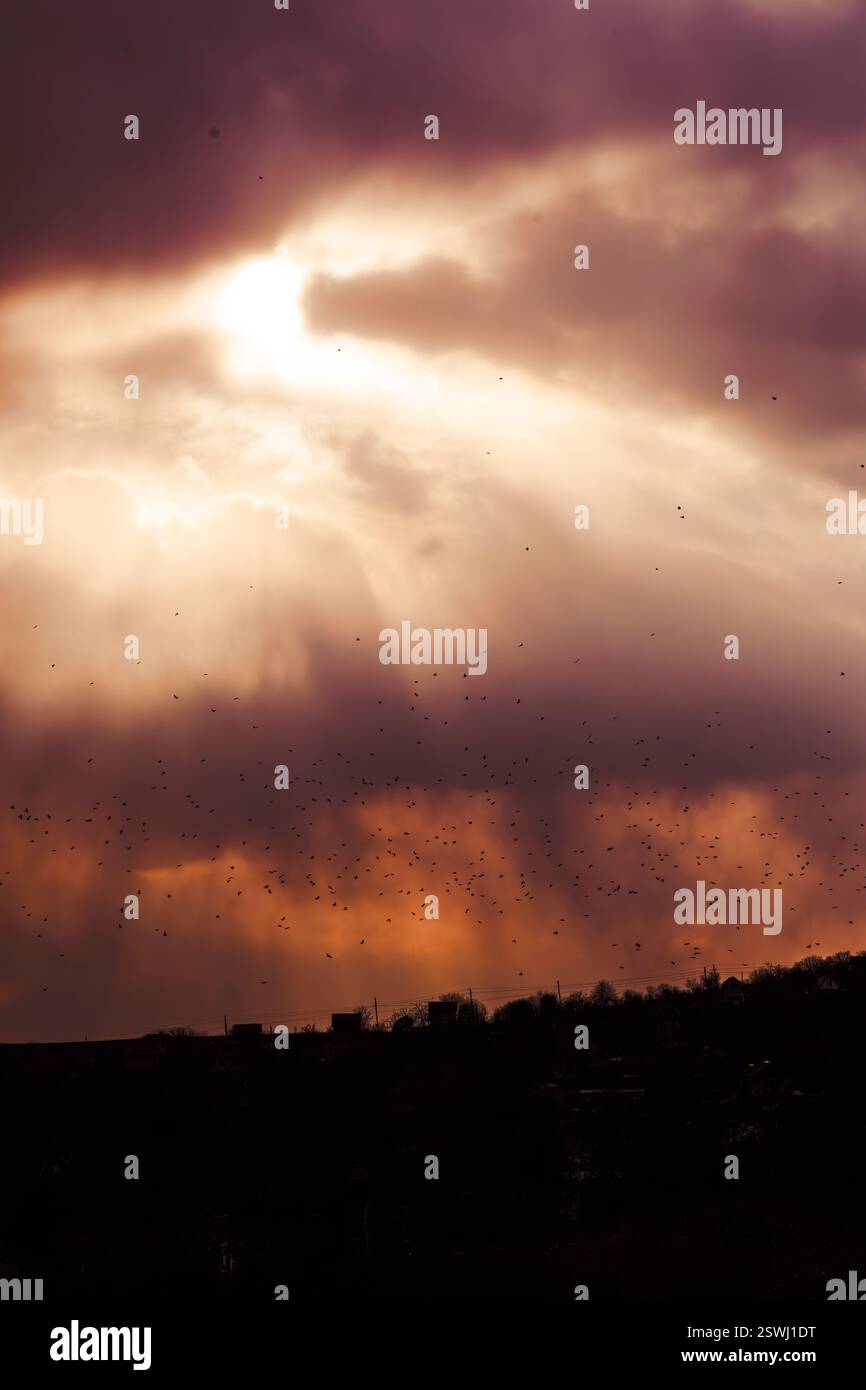 Un cielo epico e bello, la gloria della natura. Foto Stock