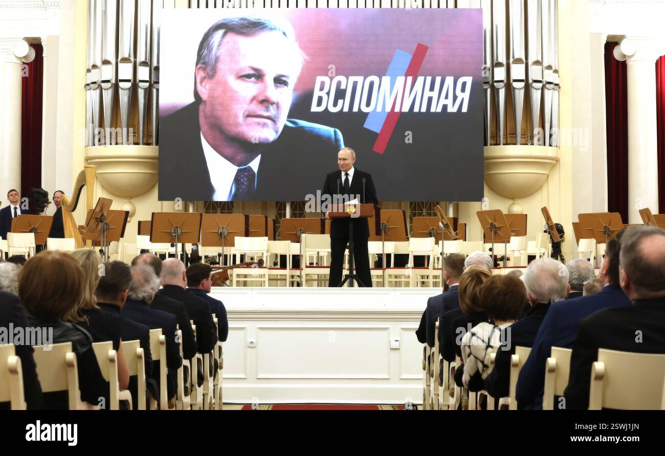 San Pietroburgo, Russia. 19 febbraio 2025. Il presidente russo Vladimir Putin, pronuncia le sue osservazioni durante un concerto in memoria del primo sindaco di San Pietroburgo Anatoly Sobchak alla Shostakovich St. Petersburg Academic Philharmonia, 19 febbraio 2025 a San Pietroburgo, Russia. Crediti: Alexander Kazakov/piscina del Cremlino/Alamy Live News Foto Stock