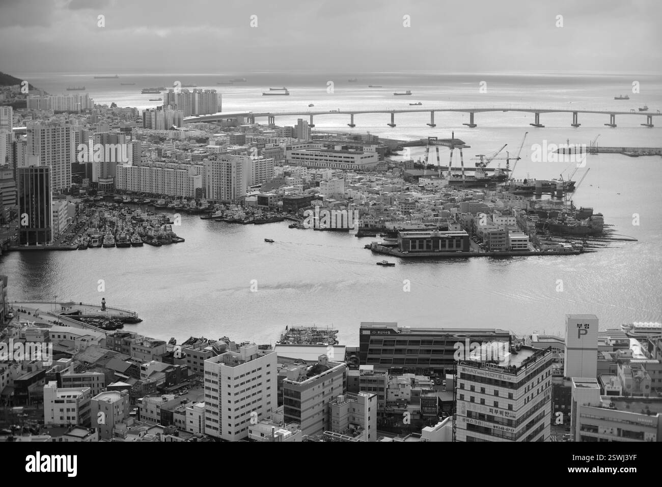 Paesaggio urbano della città metropolitana di Busan e del porto di Busan in Corea del Sud, il 15 febbraio 2023 Foto Stock