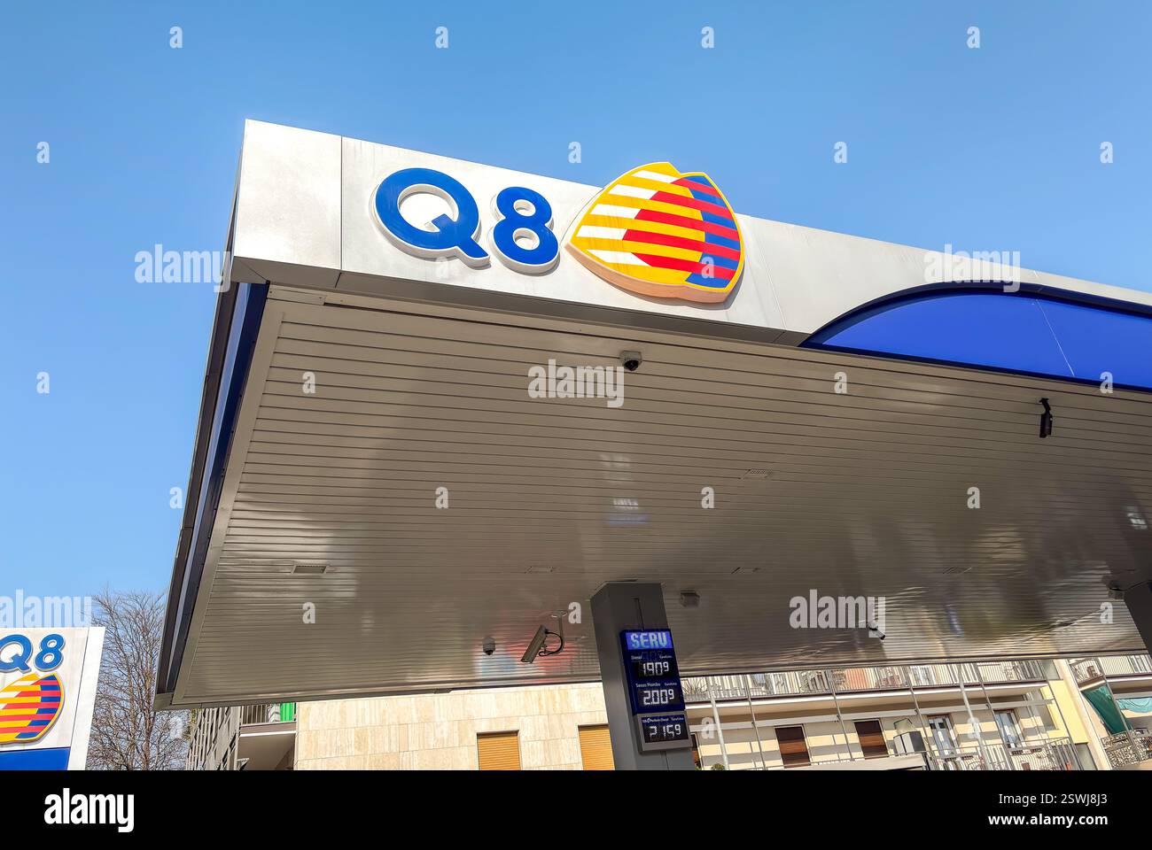 Varese, Lombardia, Italia - 20 febbraio 2025: Stazioni di servizio Q8 Kuwait Petroleum International con prezzi del carburante nella città di Varese. Foto Stock