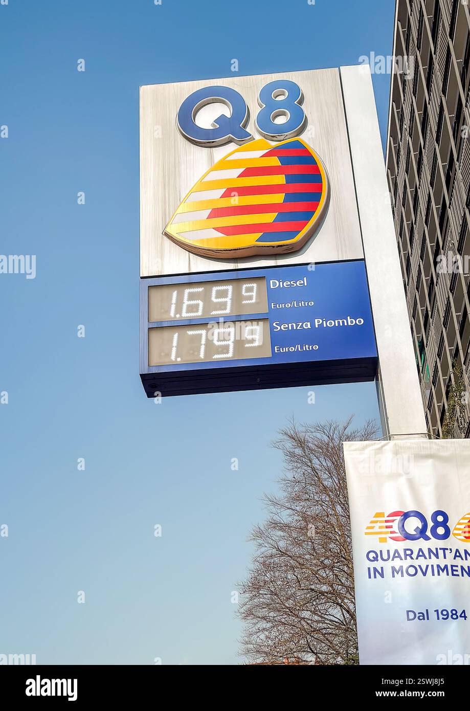 Varese, Lombardia, Italia - 20 febbraio 2025: Stazioni di servizio Q8 Kuwait Petroleum International con prezzi del carburante nella città di Varese. Foto Stock
