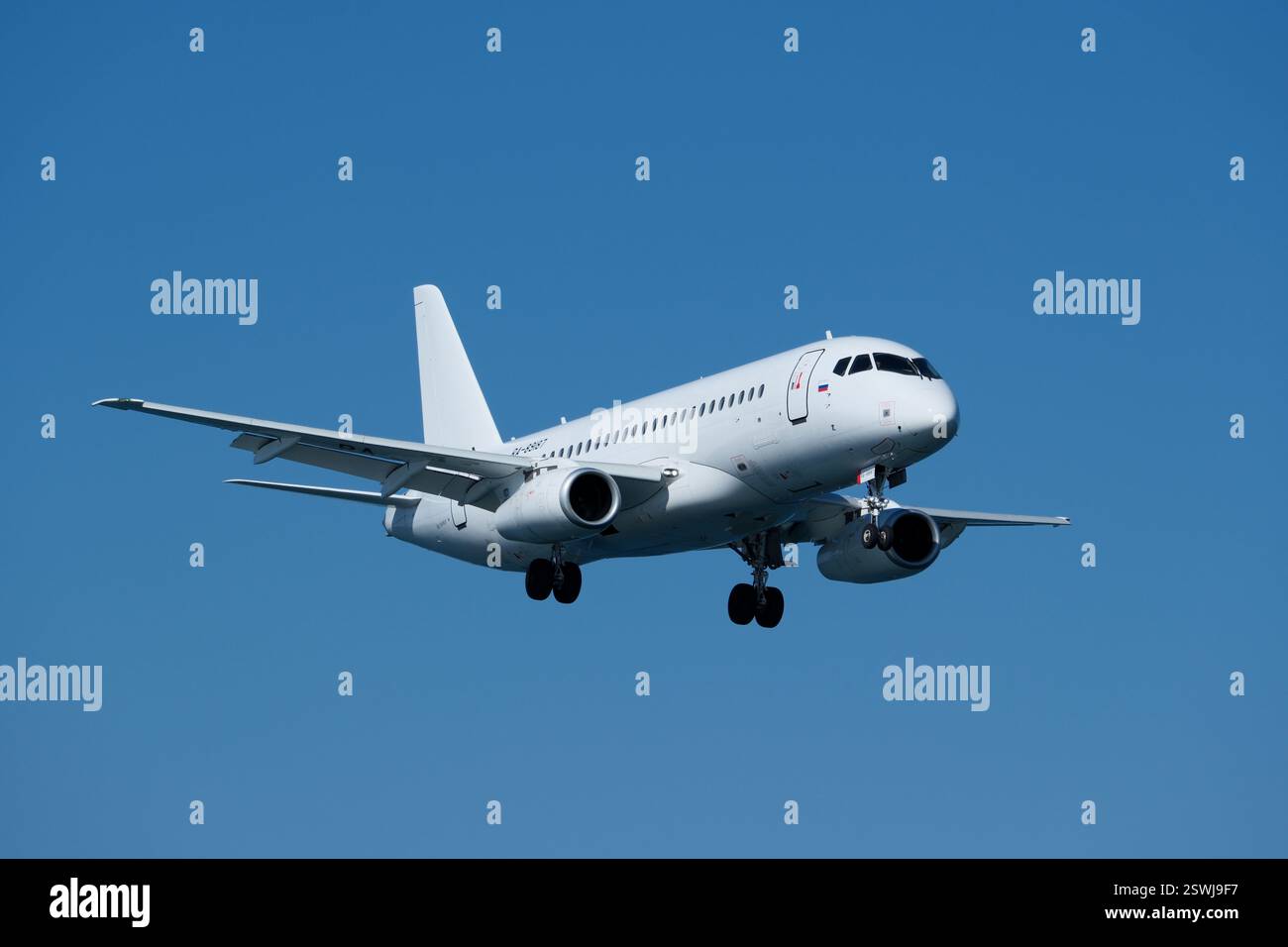 Gli aerei Red Wings atterrano all'aeroporto di Batumi. SSJ 100 atterraggio all'aeroporto. Foto Stock