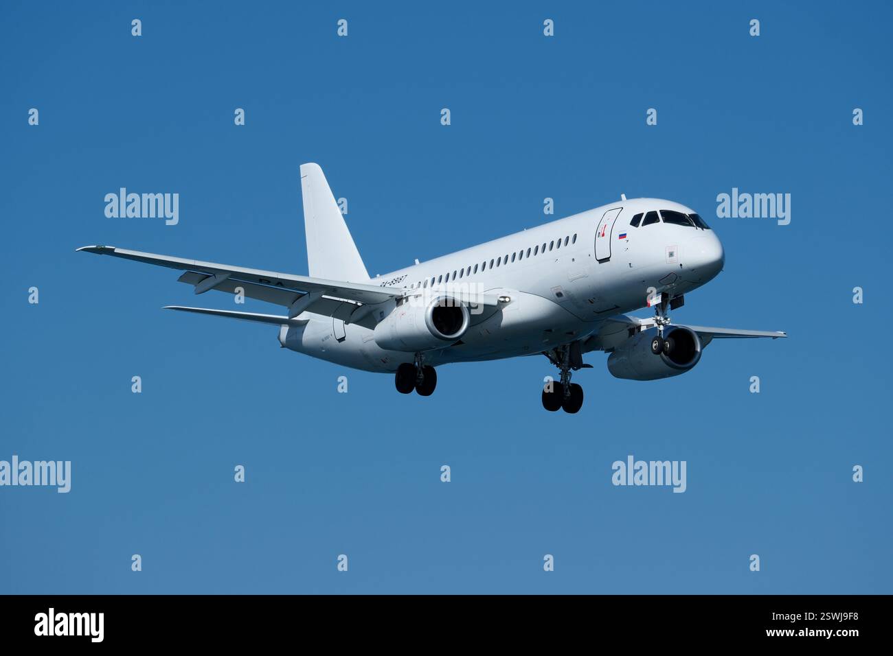 Gli aerei Red Wings atterrano all'aeroporto di Batumi. SSJ 100 atterraggio all'aeroporto. Foto Stock
