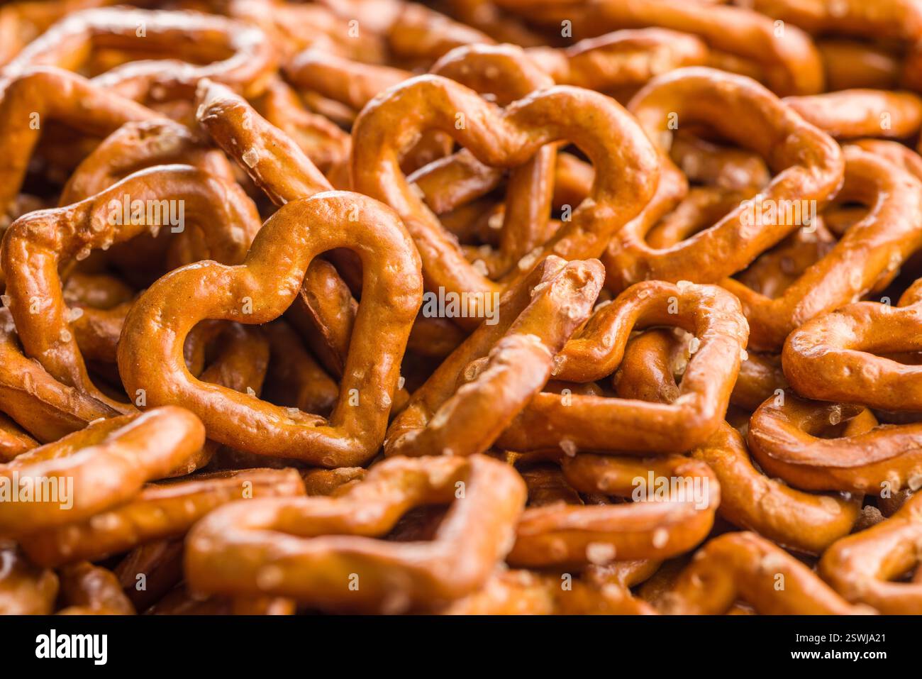 Molti pretzel a forma di cuore. Foto Stock