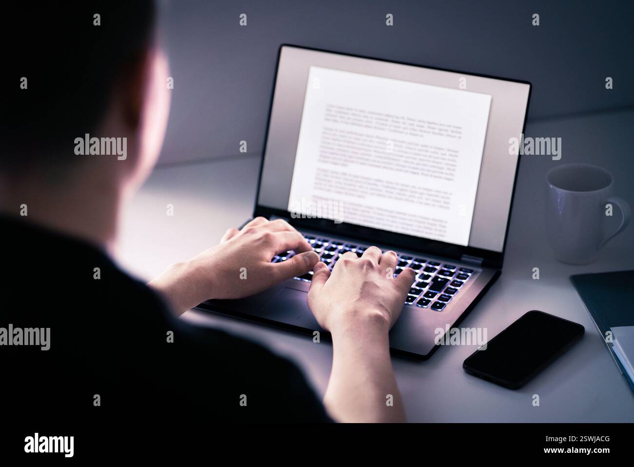 Scrittore che scrive contenuti o blog con il computer. Articolo, lettera, domanda di lavoro cv o saggio universitario con laptop. Digitazione del testo. Notizie. Foto Stock