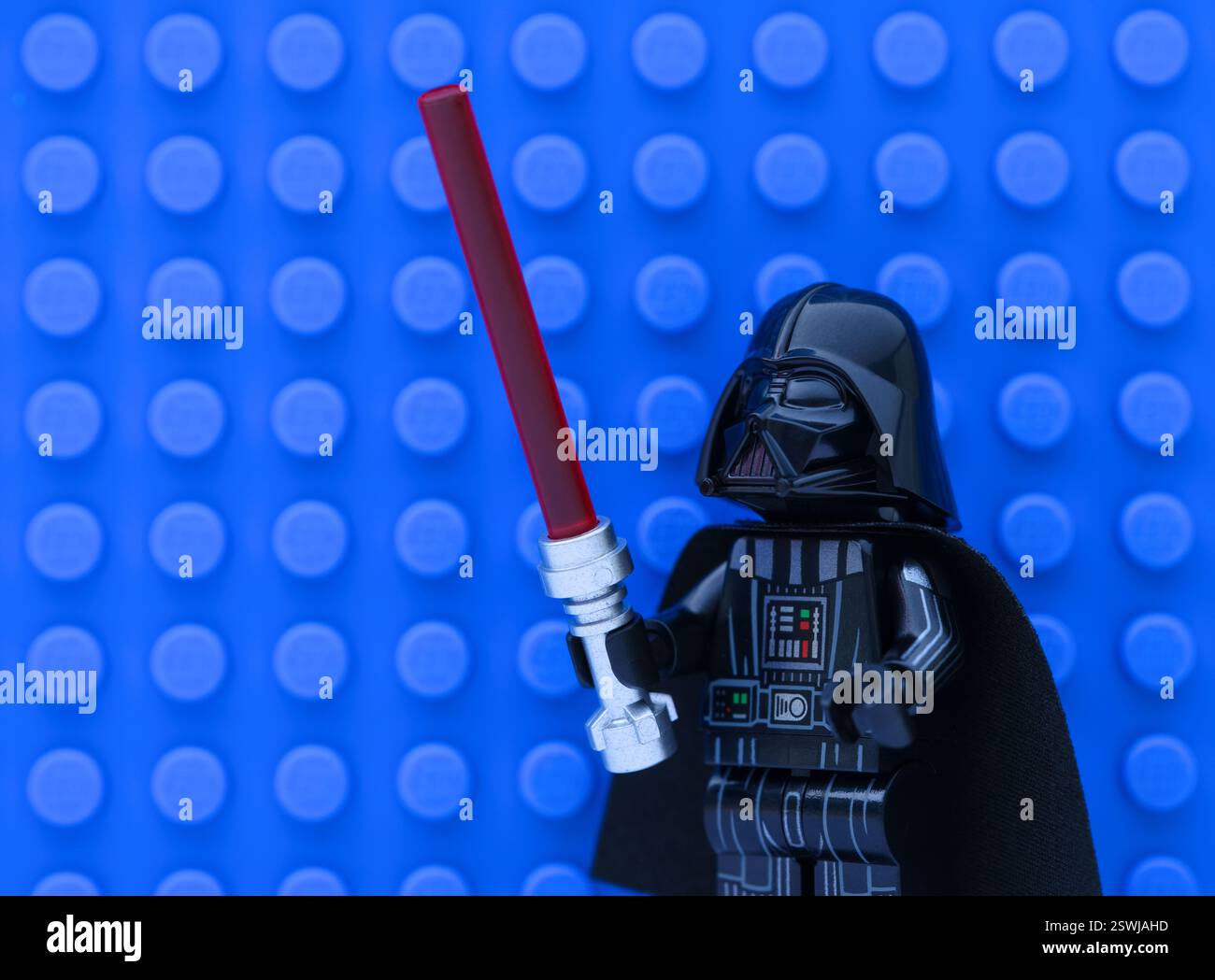 Tambov, Federazione Russa - 14 novembre 2024 Lego Dart Fener minifigure con spada laser su sfondo blu Foto Stock