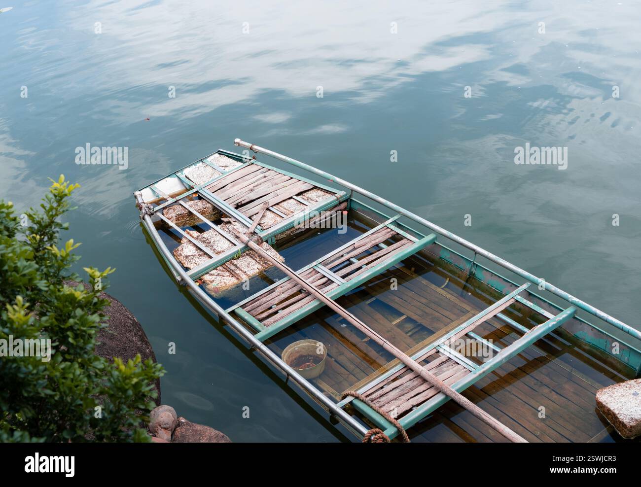 Barca abbandonata sul lago Foto Stock