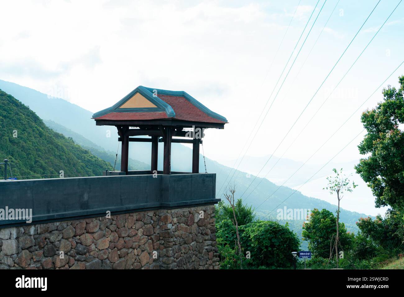 Vecchi edifici al passo hai Van Quan, Hue Foto Stock