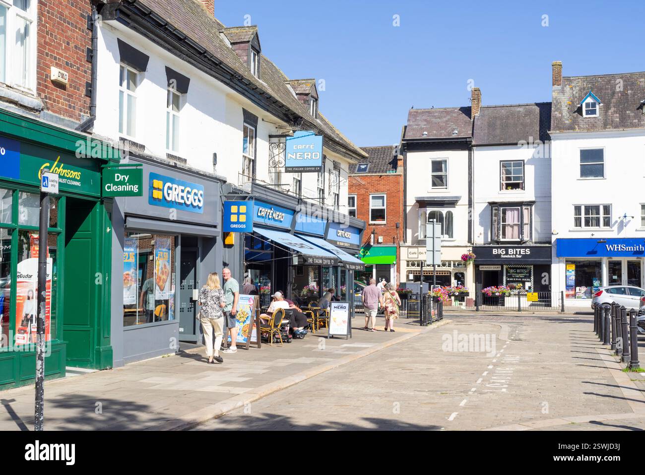 Ripon Market Place North Greggs Bakery e caffetteria Caffe Nero con altri negozi locali a Ripon North Yorkshire Inghilterra Regno Unito Europa Foto Stock