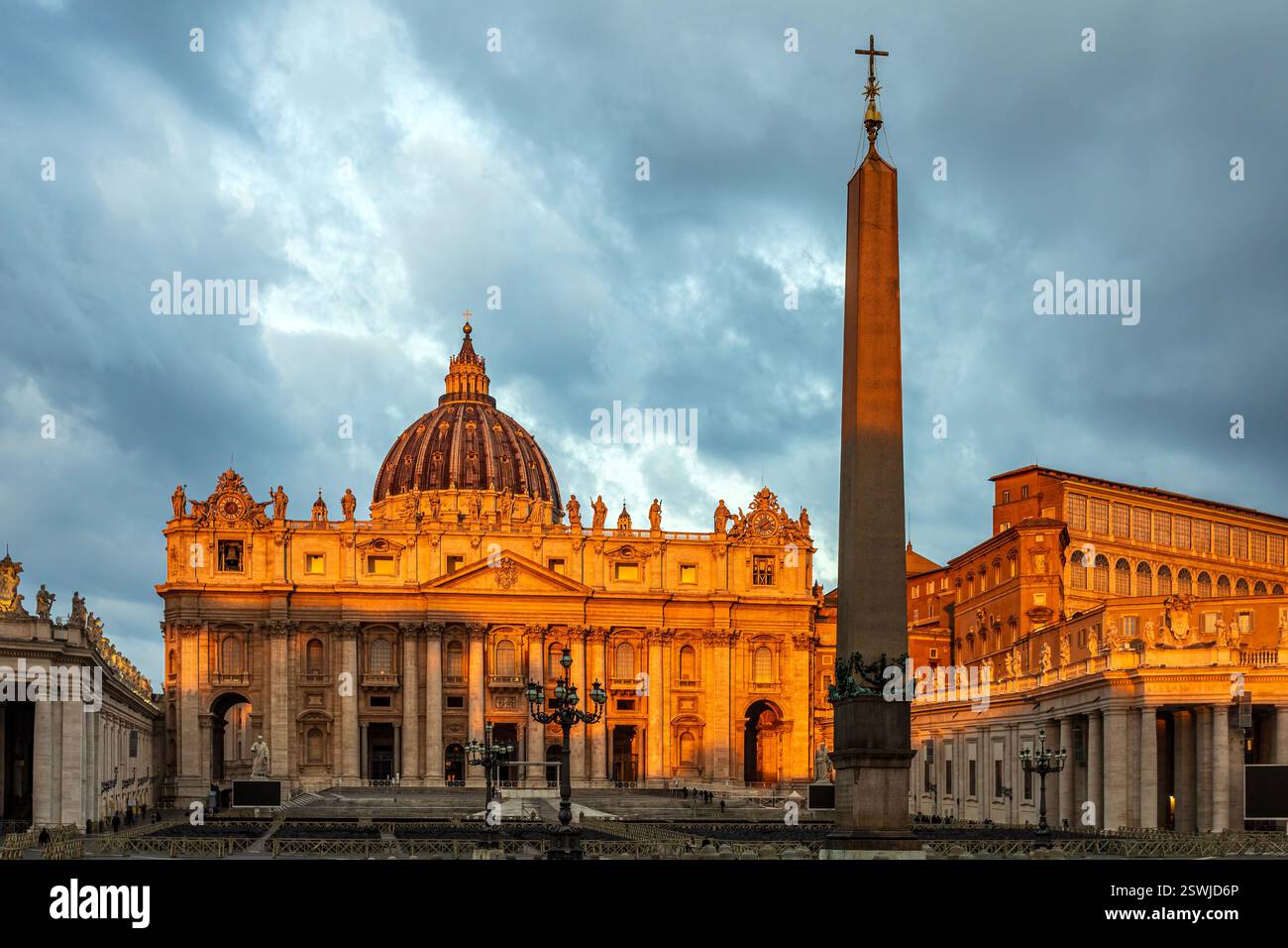 La basilica papale di San Pietro all'alba, all'ora d'oro, contro un cielo drammatico. Foto scattata il 13 febbraio 2025 a Roma, città del Vaticano, Italia. Foto Stock