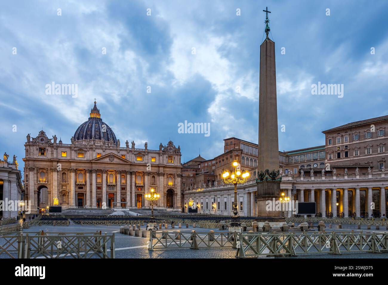 La basilica papale di San Pietro all'alba, ora blu, contro un cielo drammatico. Foto scattata il 13 febbraio 2025 a Roma, città del Vaticano, Italia. Foto Stock