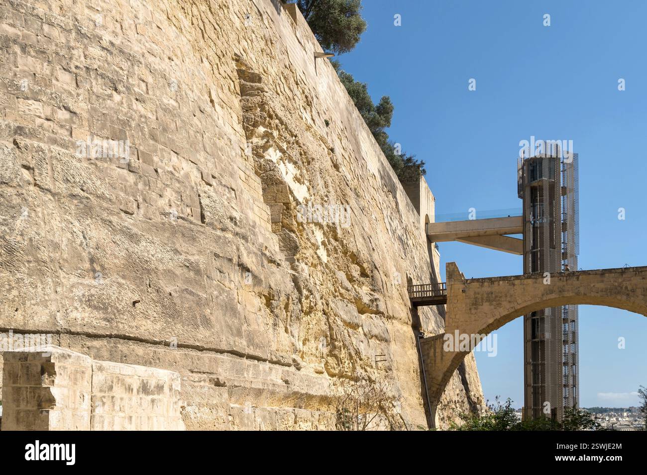 Upper Barrakka Lift che collega Valletta e il Grand Harbour, Malta.Upper Barrakka Lift che collega Valletta e il Grand Harbour, Malta. Foto Stock