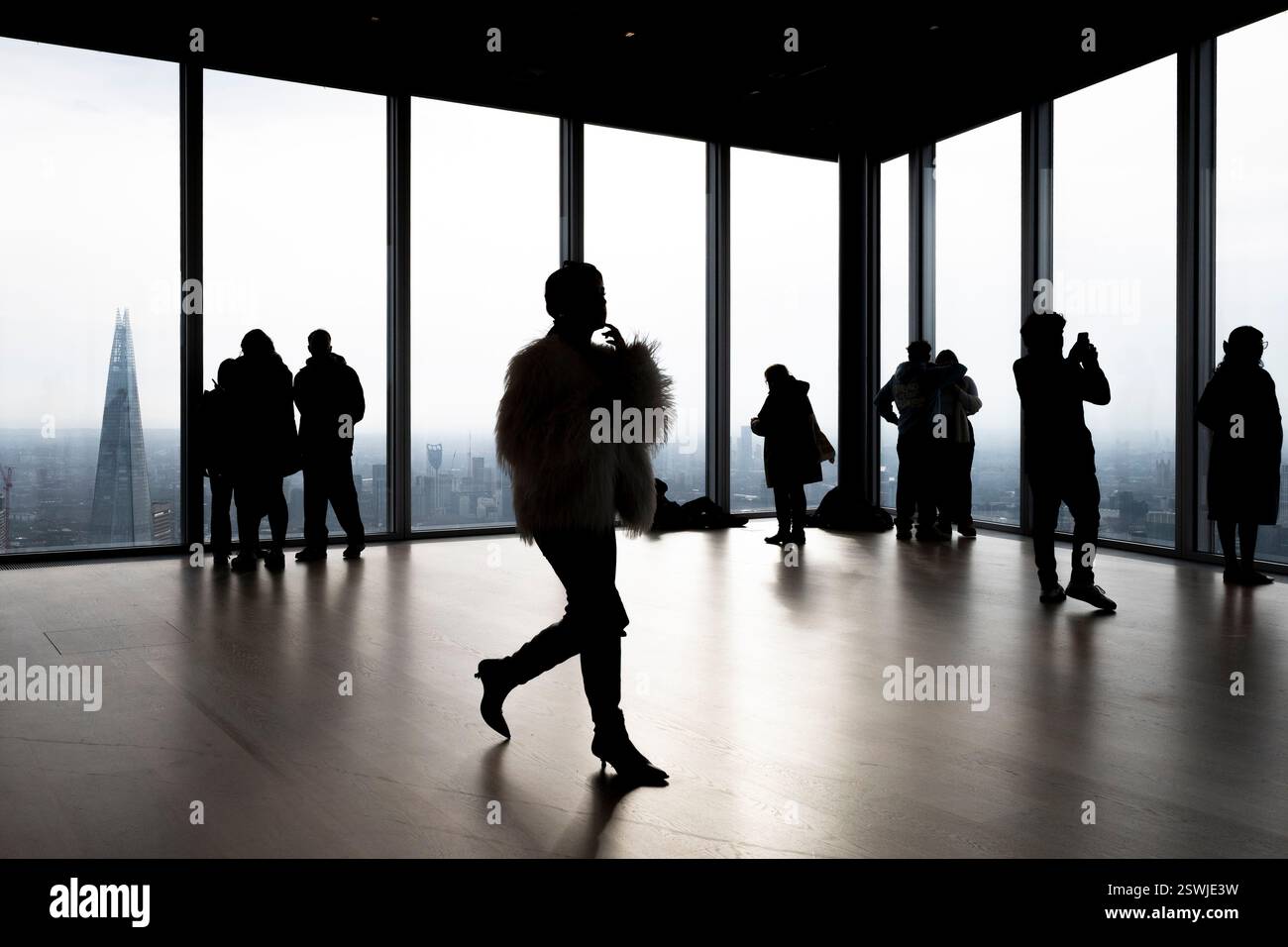 Londra, Regno Unito. 21 febbraio 2025. Le persone ammirano le attrazioni della capitale, tra cui lo Shard dal 50° piano dell'8 Bishopsgate. Aperta nell'agosto 2023, questa galleria pubblica, conosciuta come The Lookout, compete con Horizon 22, un'altra piattaforma aperta al pubblico al 22 Bishopsgate. Crediti: Stephen Chung / Alamy Live News Foto Stock