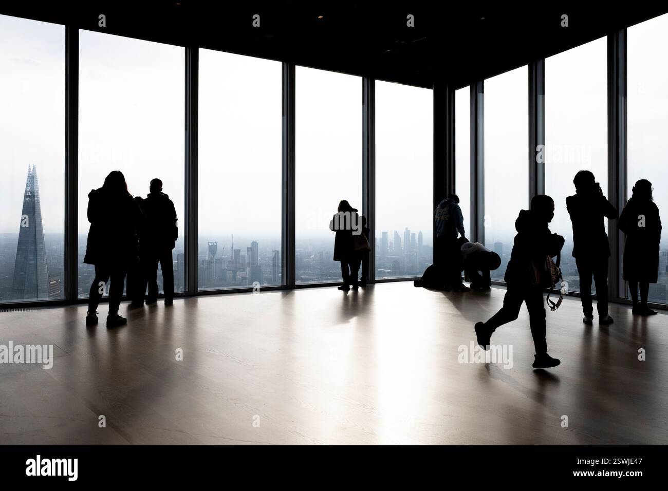 Londra, Regno Unito. 21 febbraio 2025. Le persone ammirano le attrazioni della capitale, tra cui lo Shard dal 50° piano dell'8 Bishopsgate. Aperta nell'agosto 2023, questa galleria pubblica, conosciuta come The Lookout, compete con Horizon 22, un'altra piattaforma aperta al pubblico al 22 Bishopsgate. Crediti: Stephen Chung / Alamy Live News Foto Stock