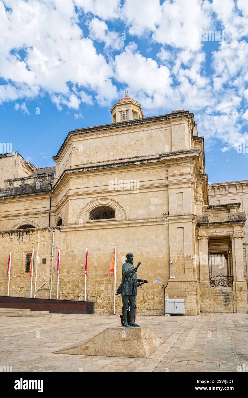 Statua di Jean Parisot de la Valette e Chiesa di Santa Caterina, la Valletta, Malta. Foto Stock