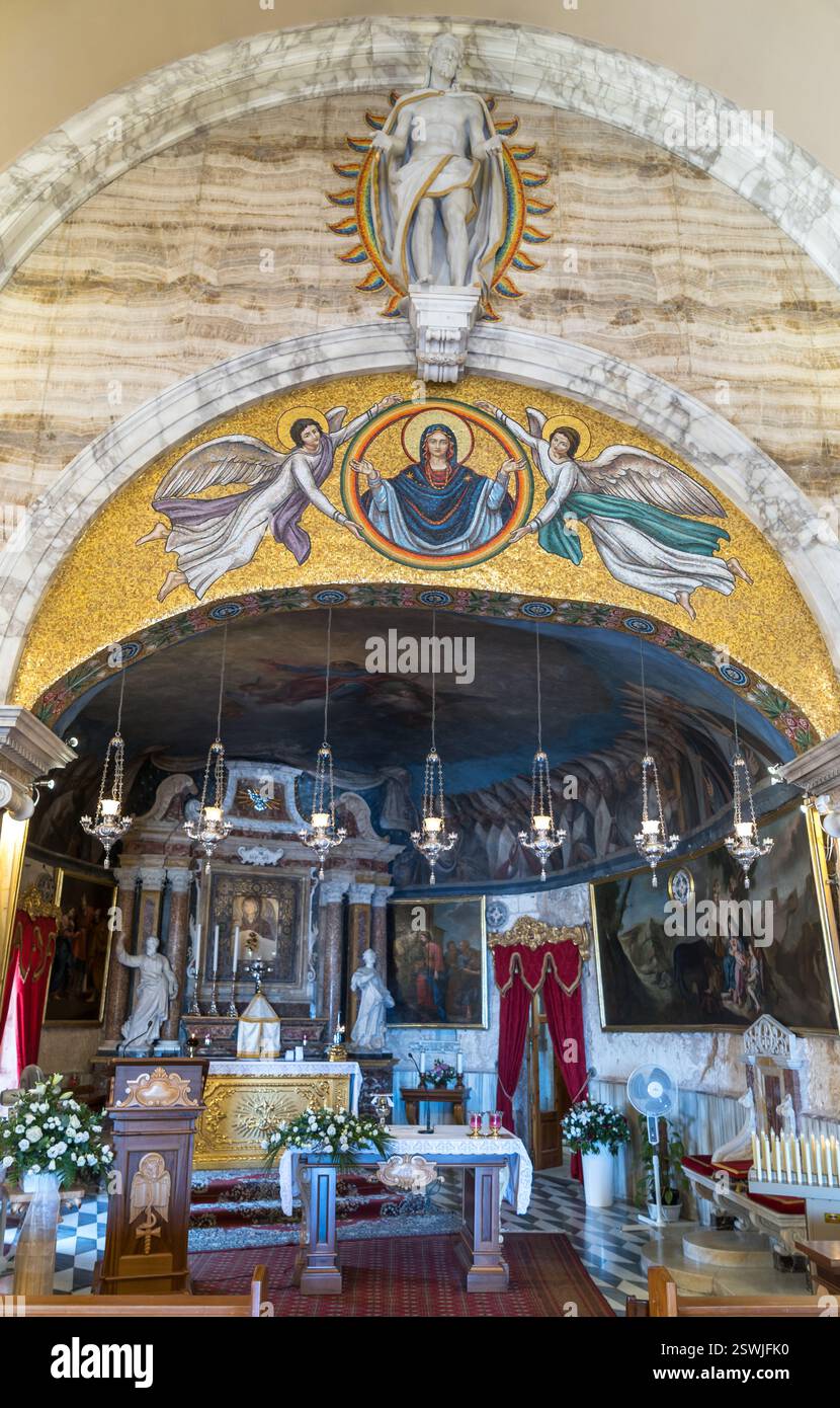 Interno decorato della chiesa con mosaico religioso - Mellieha, Malta. Foto Stock