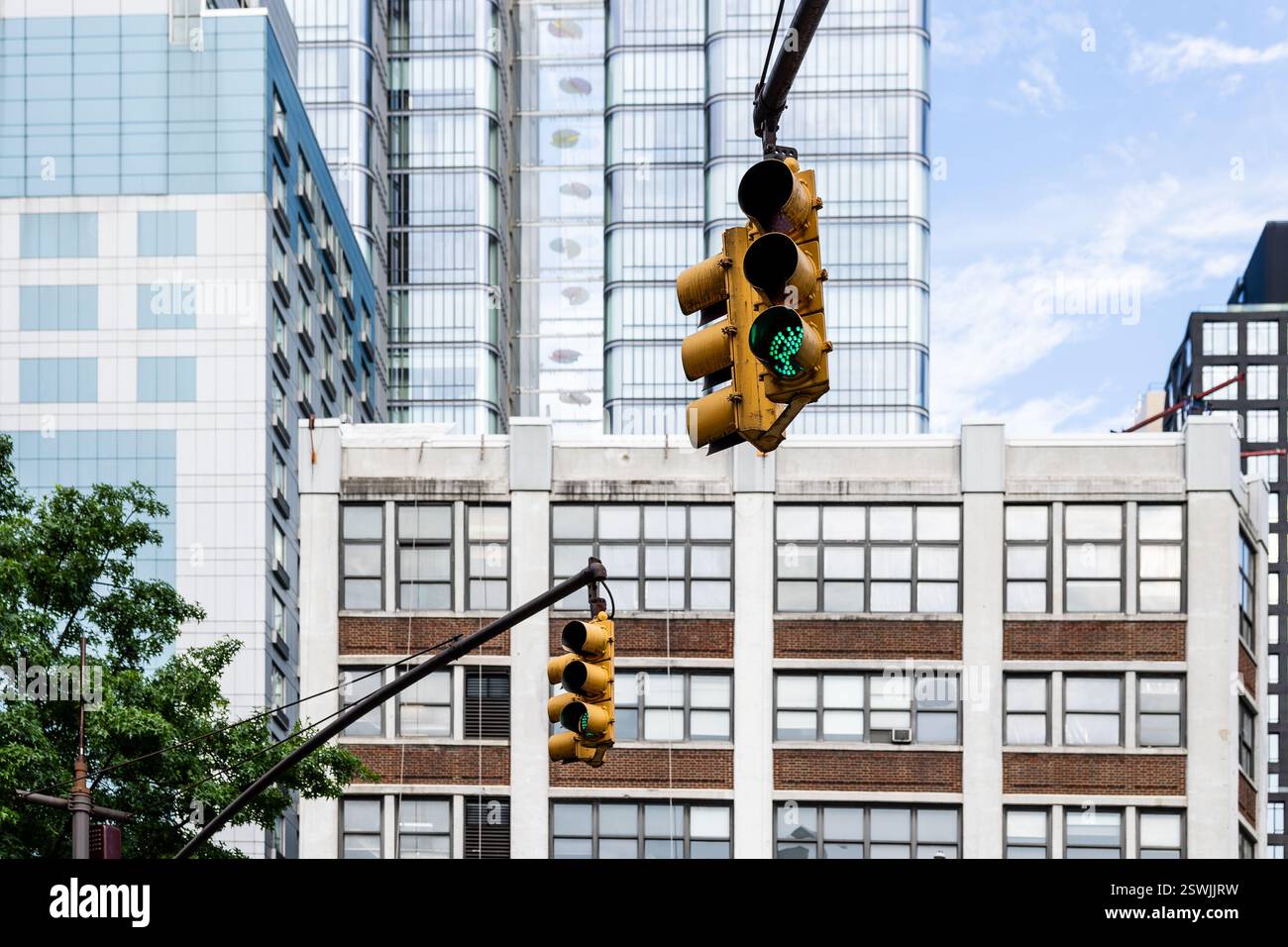 Semaforo con edifici Soho a New York sullo sfondo Foto Stock