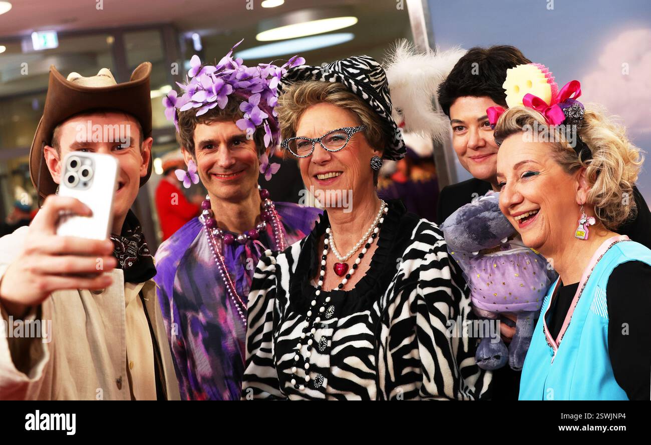 21 febbraio 2025, Baviera, Veitshöchheim: Katja Wildermuth (M), direttore del Bayerischer Rundfunk, viene alla trasmissione in diretta del Bayerischer Rundfunk 'Fastnacht in Franken' nel Mainfrankensäle e scatta un selfie con gli ospiti. Foto: Karl-Josef Hildenbrand/dpa credito: dpa Picture Alliance/Alamy Live News Foto Stock