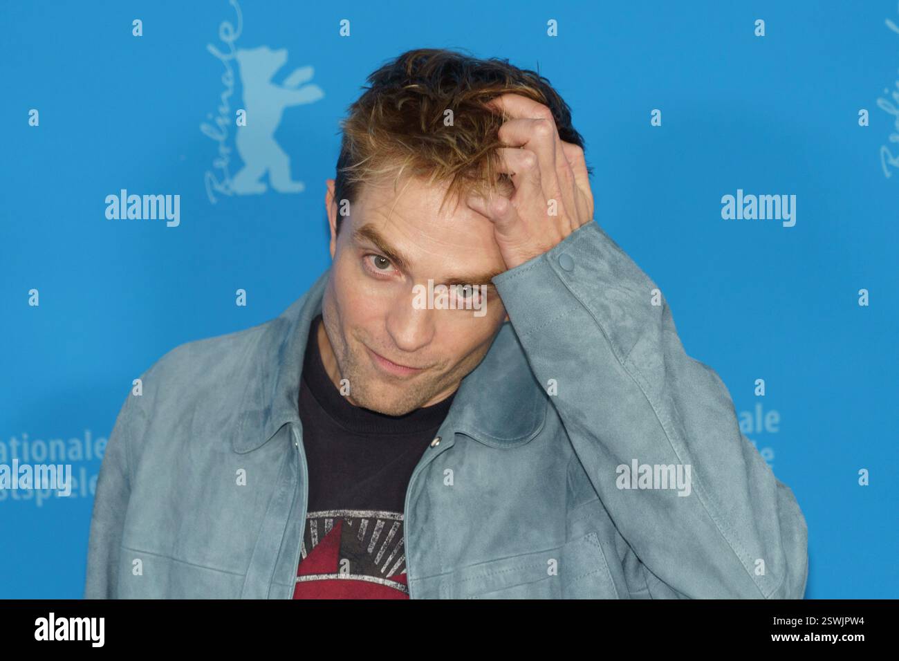 (L-R) l'attore statunitense Steven Yeun, l'attrice australiana Toni Collette, l'attore inglese Robert Pattinson e l'attrice inglese Naomi Ackie hanno posato durante una chiamata fotografica Foto Stock