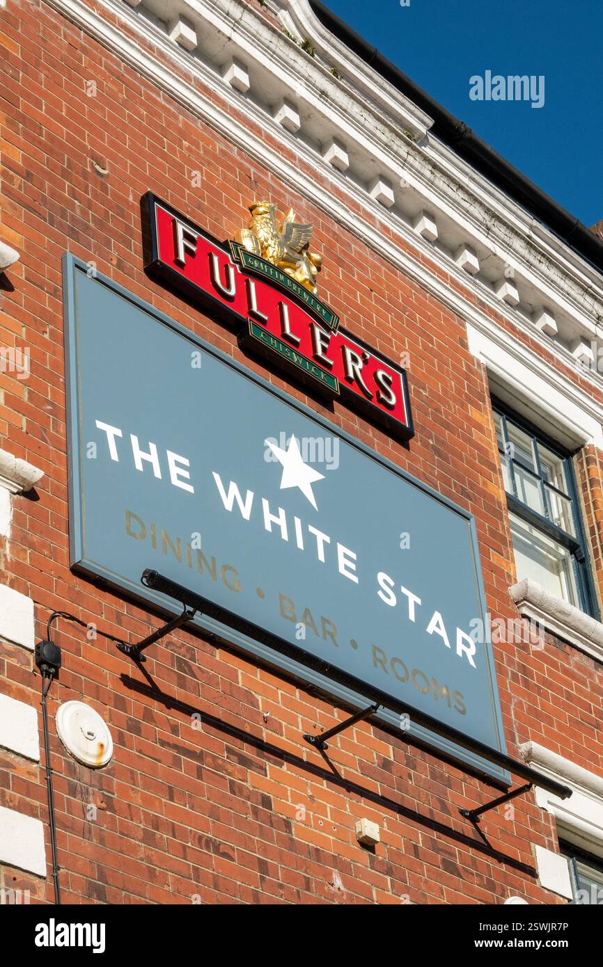 White Star Hotel Public House Sign Southampton, Inghilterra Regno Unito, Fuller's Beer Sign Griffin Brewery, British Pub Foto Stock