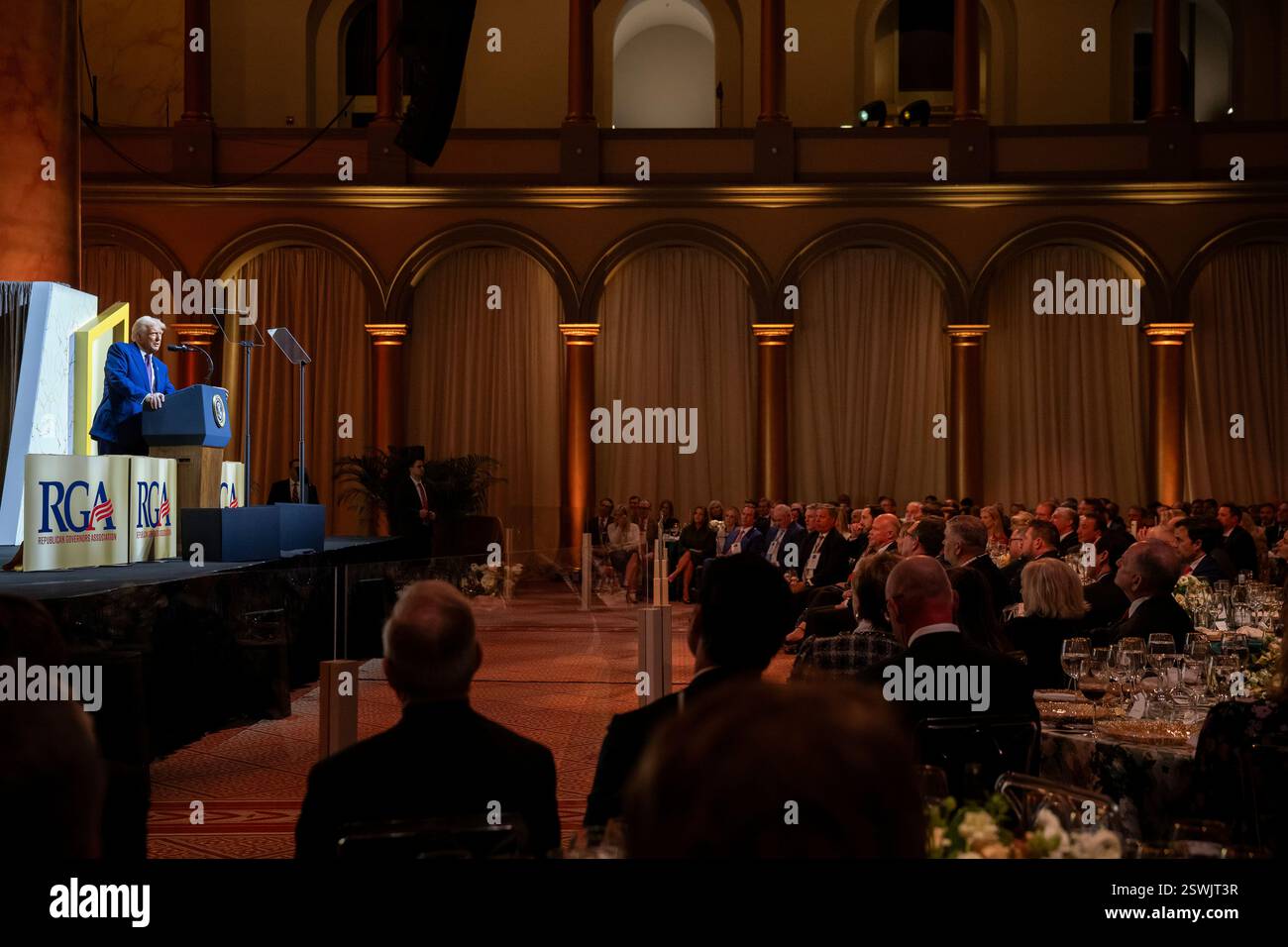 Il presidente Donald Trump si rivolge alla Republican Governors Association, giovedì 20 febbraio 2025, al National Building Museum di Washington, D.C. (foto ufficiale della Casa Bianca di Molly Riley) Foto Stock
