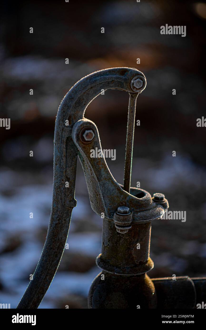 Pompa che aspira l'acqua dal pozzo Foto Stock