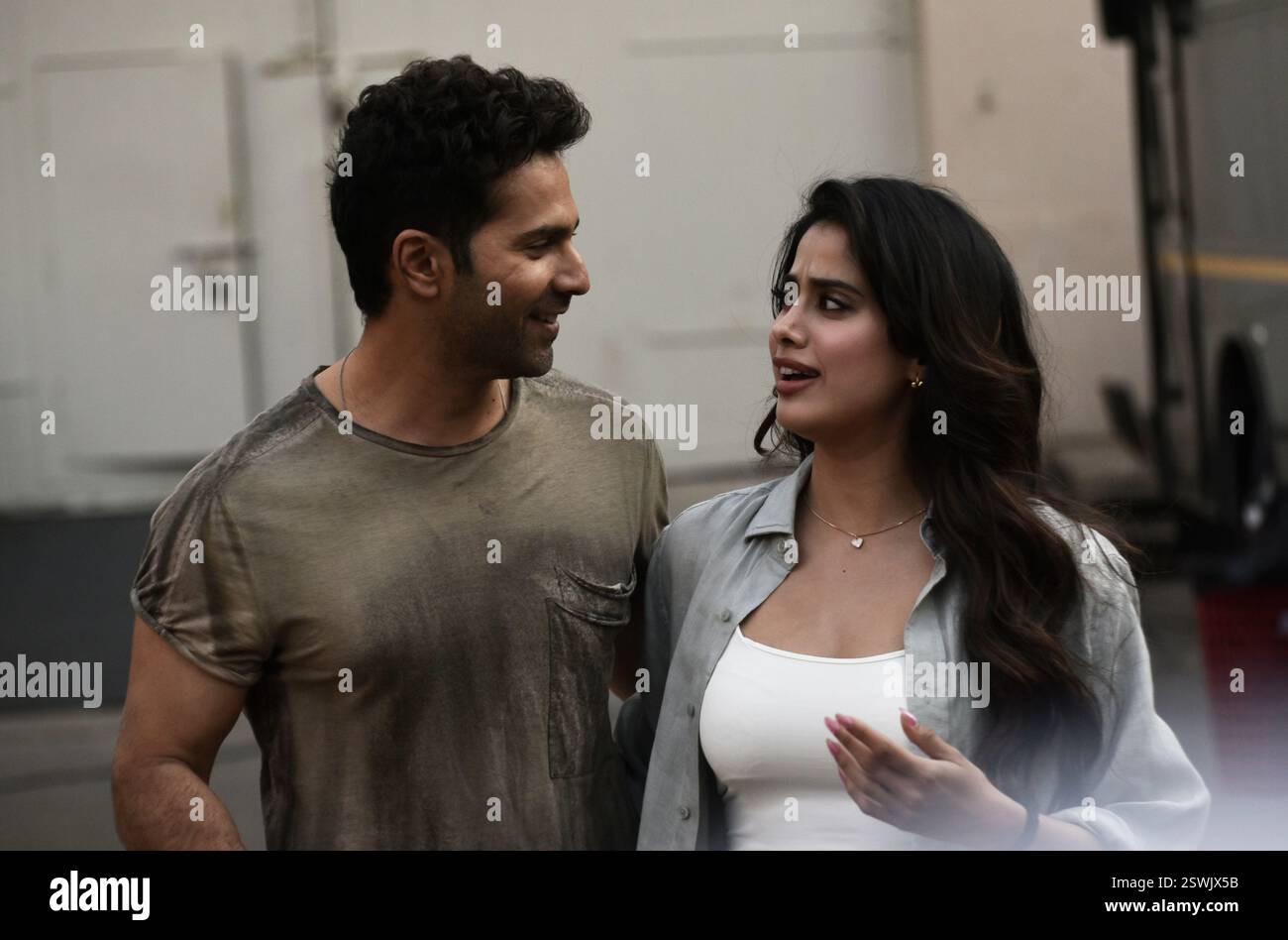 L'attore indiano Varun Dhawan e l'attrice Janhvi Kapoor sono avvistati durante il loro film di prossima uscita, Sunny Sanskari Ki Tulsi Kumari, a Mumbai, in India, il 21 febbraio 2025. (Foto di Indranil Aditya/NurPhoto)0 credito: NurPhoto SRL/Alamy Live News Foto Stock