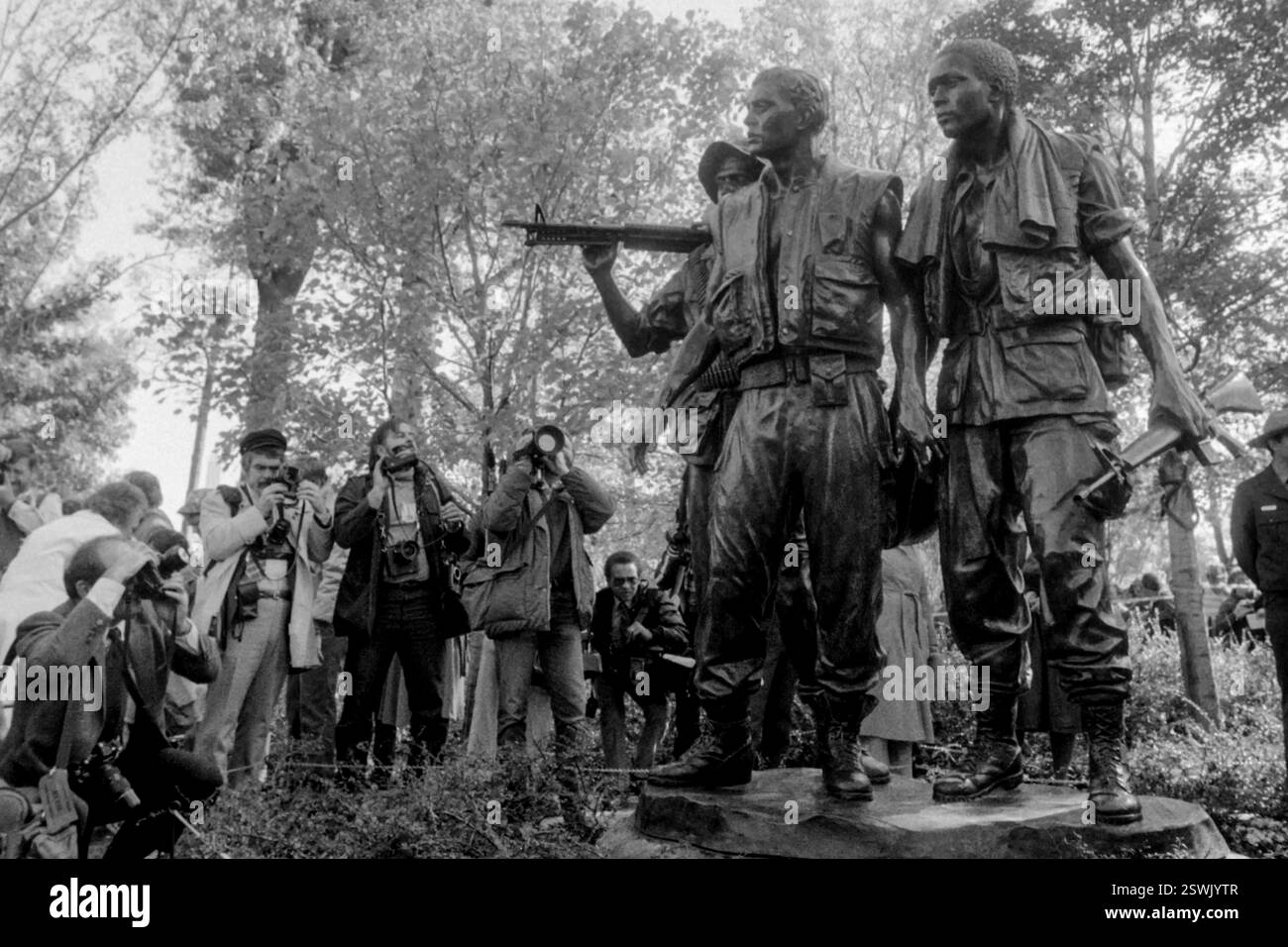I fotografi della stampa scattano foto della statua dei "tre combattenti" dopo l'inaugurazione al National Mall, il 9 novembre 1984 a Washington, D.C. Foto Stock