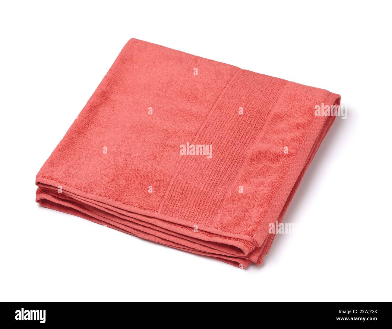 Asciugamano da bagno in spugna rosso piegato isolato su bianco Foto Stock