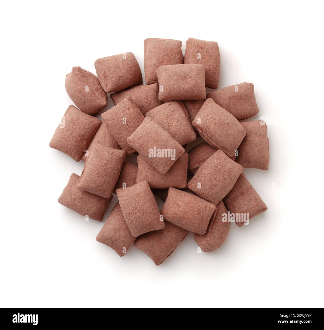 Vista dall'alto delle caramelle con cuscino di cacao isolate sul bianco Foto Stock