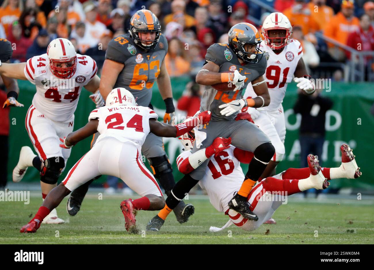 FILE - Tennessee wide receiver Jauan Jennings (15) tries to get past Nebraska defenders Aaron Williams (24) and Antonio Reed (16) in the first half of the Music City Bowl NCAA college football game, Dec. 30, 2016, in Nashville, Tenn. (AP Photo/Mark Humphrey, File) Foto Stock