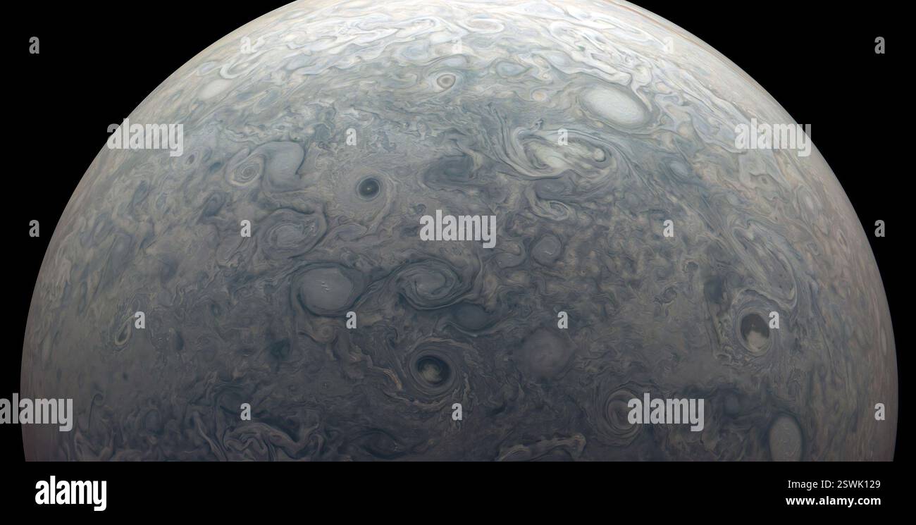 Questa immagine della sonda spaziale di Giunone, attualmente in orbita attorno a Giove, mostra l'emisfero settentrionale del pianeta intorno alla regione nota come Jet N7. I forti venti di Giove creano le tempeste visibili in cima alla sua atmosfera. Foto Stock