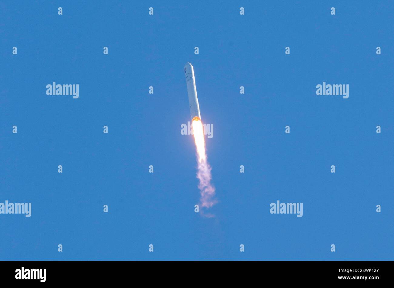 La Cygnus fornisce una navicella spaziale a bordo di un razzo Antares dalla Wallops Flight Facility della NASA in Virginia il 19 febbraio 2022. La missione di rifornimento merci verso la stazione spaziale Internazionale trasporta quasi 8.300 chili di scienza e ricerca, rifornimenti dell'equipaggio e hardware del veicolo al laboratorio orbitale e al suo equipaggio. Foto Stock