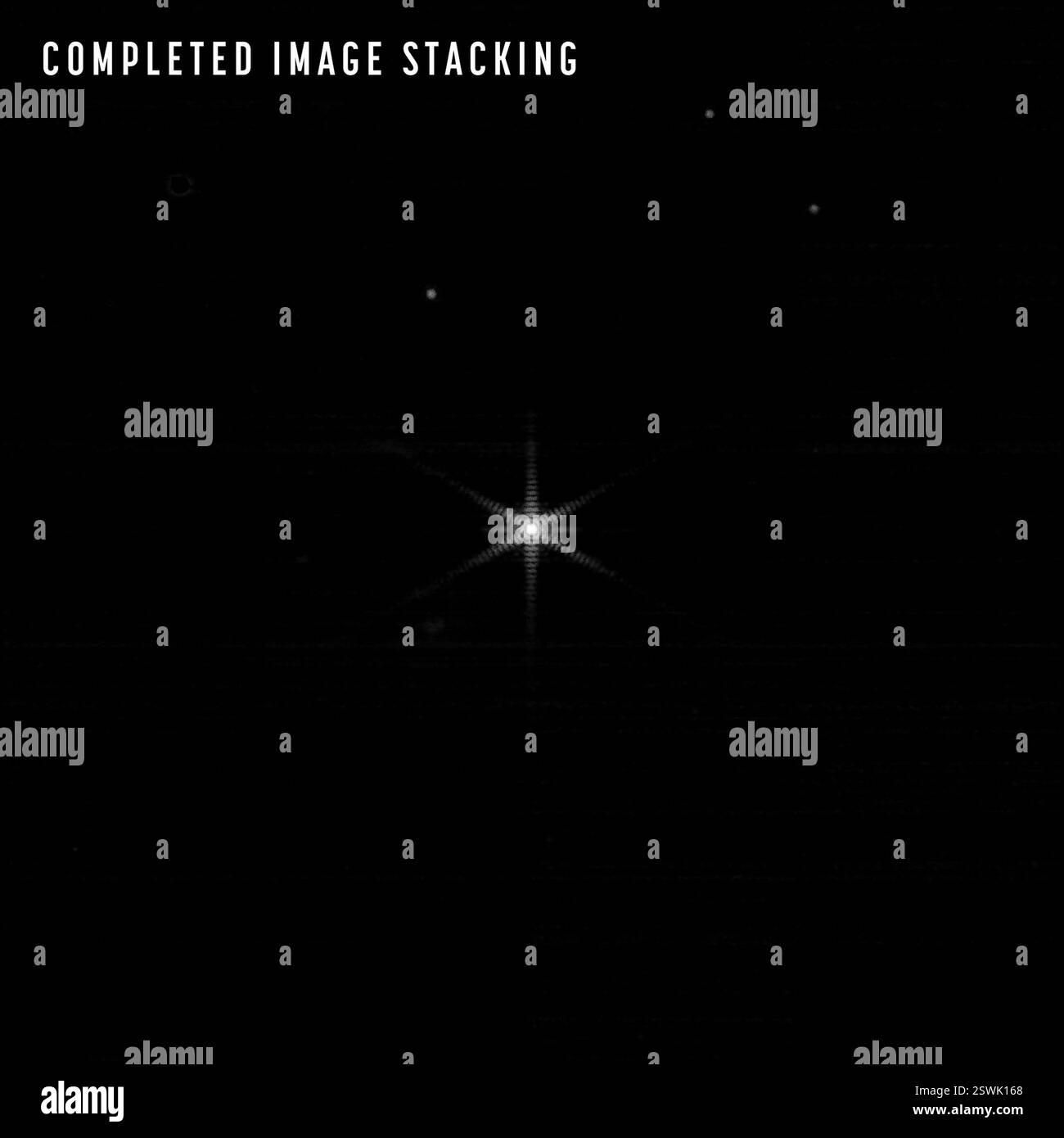 Immagine utilizzata per l'allineamento degli specchi sul James Webb Space Telescope. Utilizzando un processo noto come stack di immagini, le immagini dei singoli segmenti vengono spostate in modo che cadano esattamente al centro del campo per produrre un'immagine unificata invece di 18 (il numero di specchi sul telescopio Webb). In questa immagine, tutti e 18 i segmenti sono sovrapposti. Foto Stock