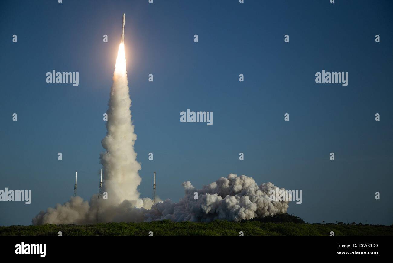 Un razzo Atlas V della United Launch Alliance con il Mars 2020 perseverance rover a bordo lanciò il 30 luglio 2020 a Cape Canaveral in Florida. Foto Stock