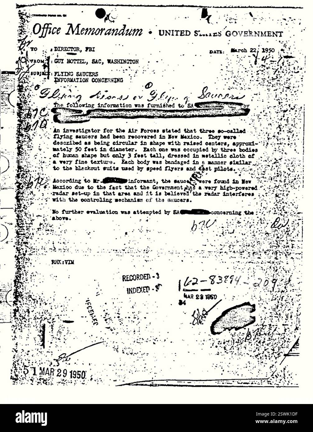 Il documento più visto nel Vault dell'FBI è questo memo del 22 marzo 1950, scritto da Guy Hottel, un agente speciale dell'FBI. Si tratta di una storia raccontata a un agente dell'FBI da una terza parte che ha affermato che un investigatore dell'Air Force aveva dichiarato che tre dischi volanti erano stati trovati nel New Mexico contenenti diverse figure a forma umana alte tre piedi vestite in tessuto metallico. Foto Stock