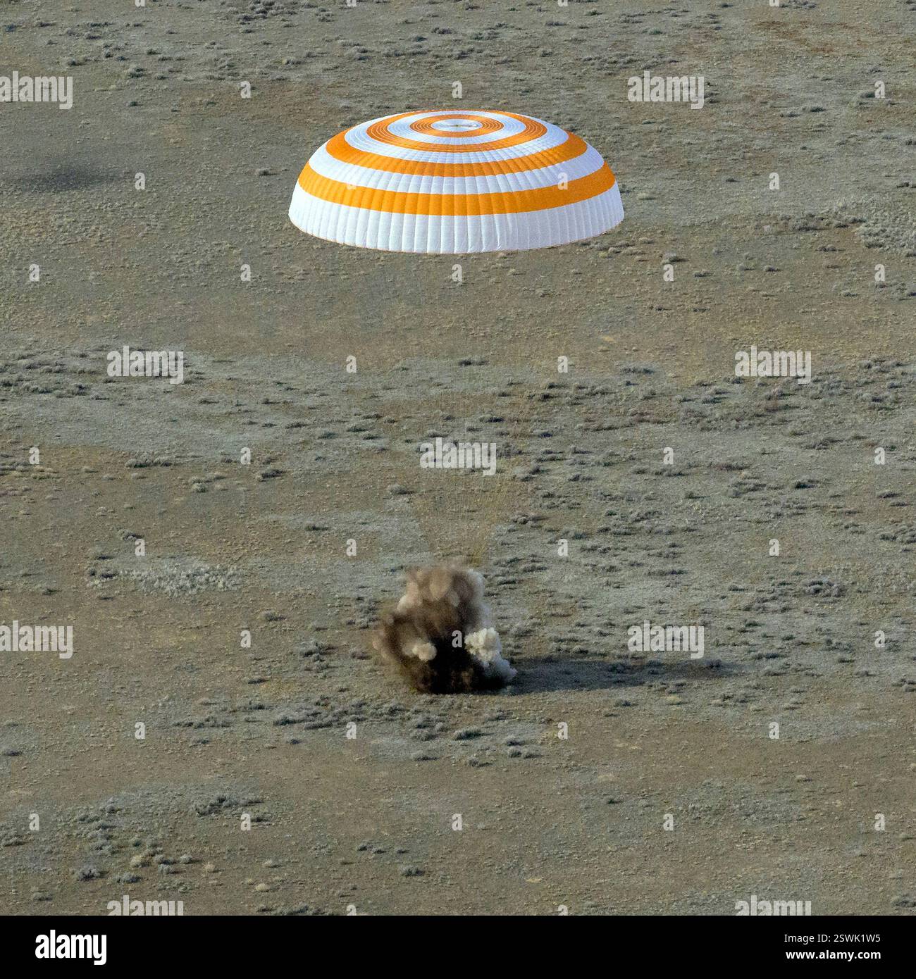 Il modulo di discesa Sojuz MS-19 è visto atterrare in un'area remota in Kazakistan con i membri dell'equipaggio della Expedition 66 Mark Vande Hei della NASA, e i cosmonauti Pyotr Dubrov e Anton Shkaplerov di Roscosmos a bordo. Vande Hei e Dubrov stanno tornando sulla Terra dopo 355 giorni nello spazio a bordo della stazione spaziale Internazionale. Per Vande Hei, la missione rappresenta il volo spaziale più lungo della storia di un astronauta statunitense. Vicino a Zhezkazgan, Kazakistan, 30 marzo 2022. Foto Stock