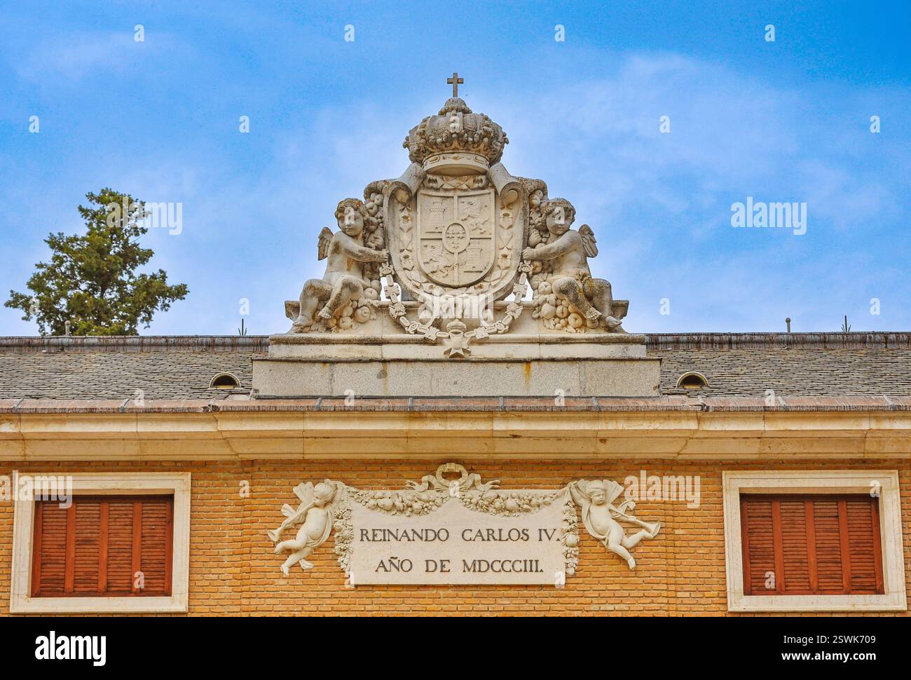 Eleganza e grandezza: Lo splendore neoclassico della Casa del Labrador, Aranjuez. Dettaglio della facciata che mostra la data in numeri romani Foto Stock