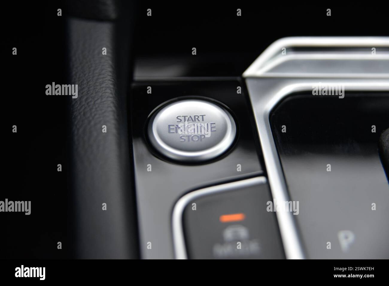 Primo piano del sistema di accensione del motore di avviamento del pulsante di un'auto Foto Stock