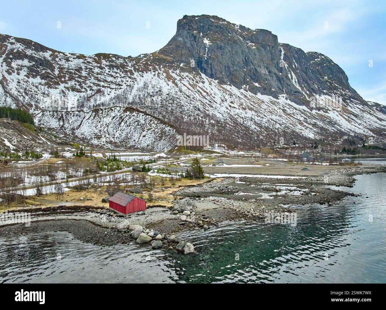 Paesaggio aereo invernale della baia di Bergsbotn, parte del Northfjord sull'isola di Senja, nel nord della Norvegia Foto Stock