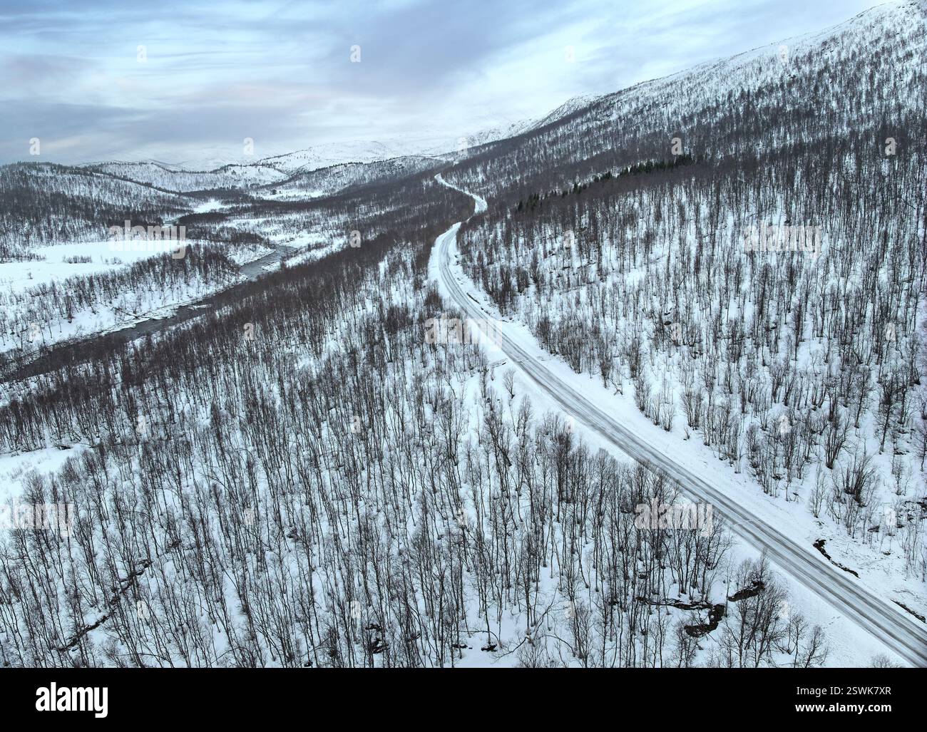 Sorvola una strada di campagna nel paesaggio innevato della tundra dell'isola di Senja nel nord della Norvegia Foto Stock