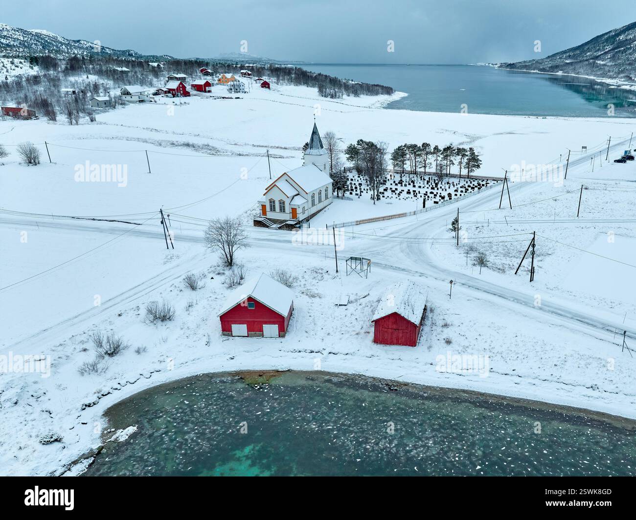 Paesaggio aereo invernale della zona intorno al villaggio di pescatori di Stonglandseidet presso il Tranoeyfjord sull’isola di Senja, Norvegia settentrionale, Scandinavia, Foto Stock