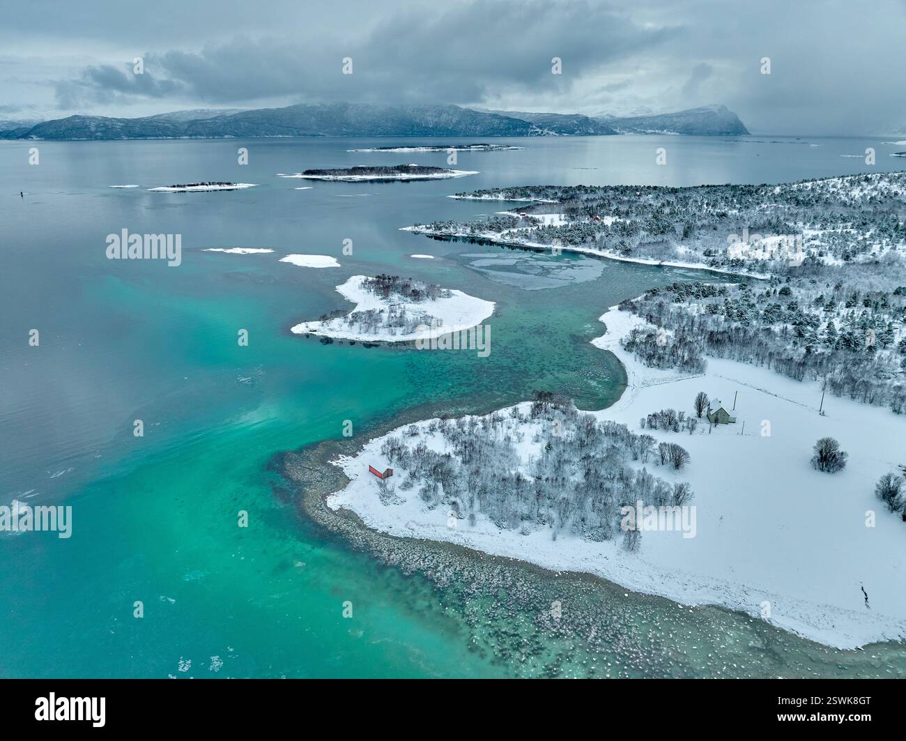 Paesaggio aereo invernale della zona intorno al villaggio di pescatori di Stonglandseidet presso il Tranoeyfjord sull’isola di Senja, Norvegia settentrionale, Scandinavia, Foto Stock