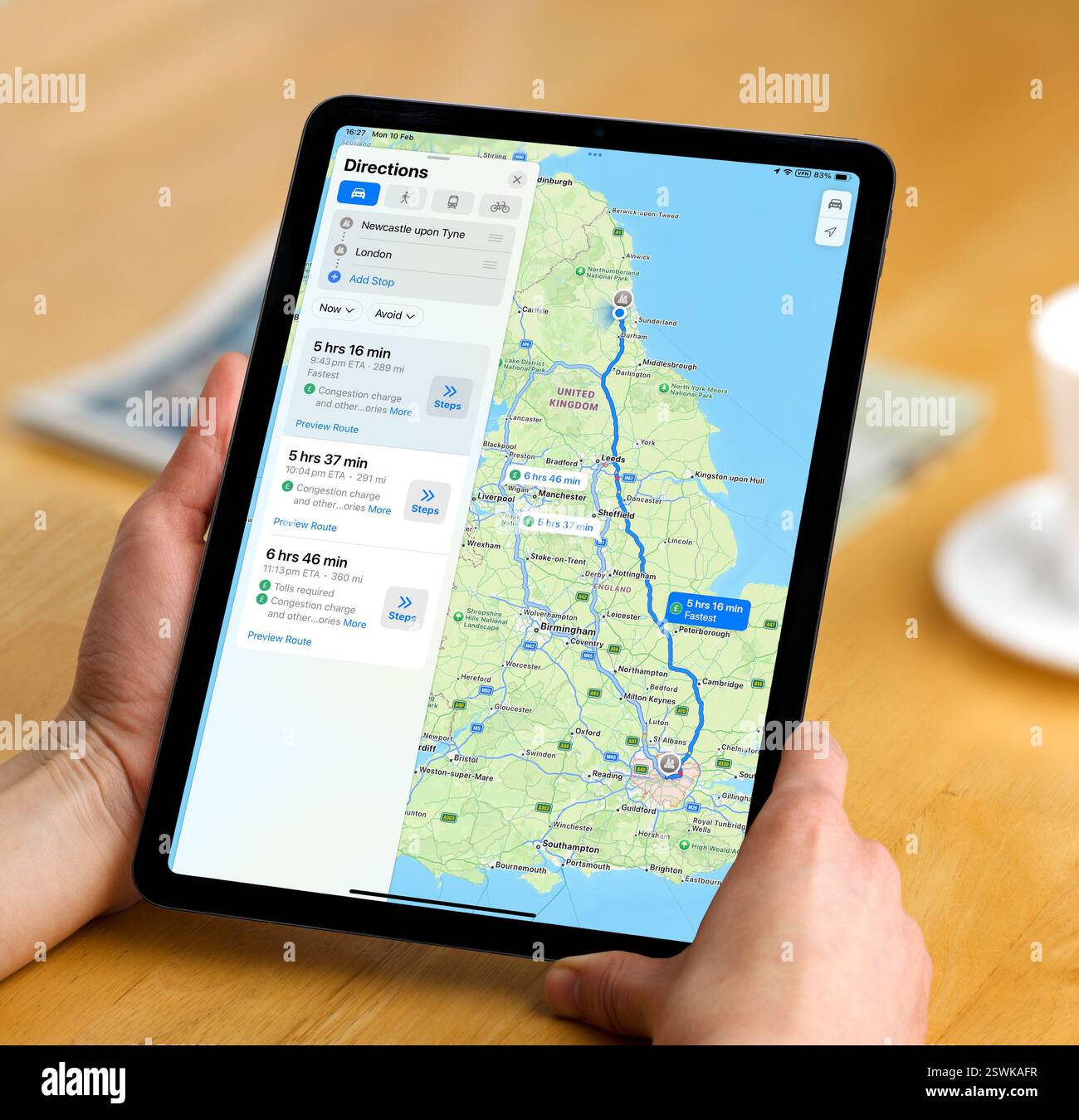 Guardare l'app Apple Maps su un iPad Apple Foto Stock