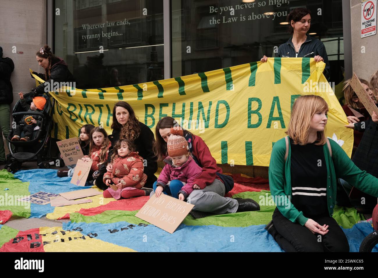 Londra, Regno Unito. 21 febbraio 2025. I manifestanti si riuniscono presso il Ministero della giustizia nel centro di Londra per protestare contro le condizioni che le donne incinte affrontano nelle carceri, tra cui le "manette alla nascita” presumibilmente in violazione dell'articolo 3 della legge sui diritti umani. © Amstel Adams/ Alamy Live News Foto Stock