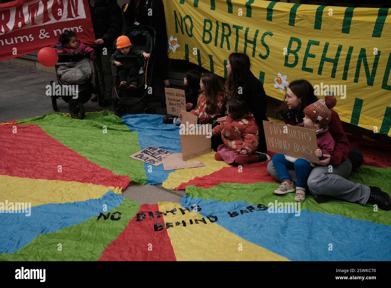 Londra, Regno Unito. 21 febbraio 2025. I manifestanti si riuniscono presso il Ministero della giustizia nel centro di Londra per protestare contro le condizioni che le donne incinte affrontano nelle carceri, tra cui le "manette alla nascita” presumibilmente in violazione dell'articolo 3 della legge sui diritti umani. © Amstel Adams/ Alamy Live News Foto Stock